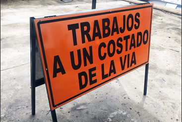 Señalética vial tipo caballete para advertencia de obra en la vía