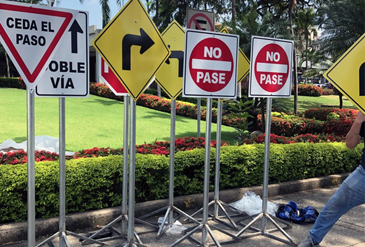 Señalética vial instalada en ciudadela para control de tránsito interno