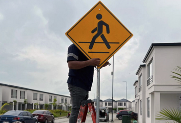 Señalética vial instalada en urbanizaciones para control de tránsito interno