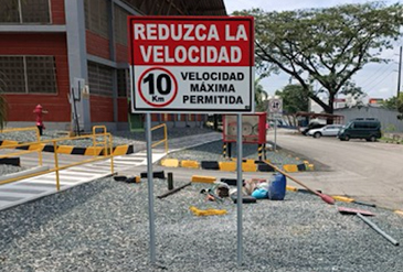 señalética vial industrial con normas de tránsito para ingreso de vehículos y visitantes